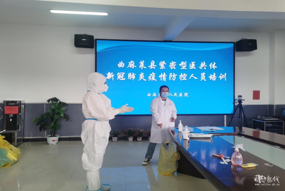 以考促学 以练筑防——曲麻莱县人民医院强化穿脱防护服培训