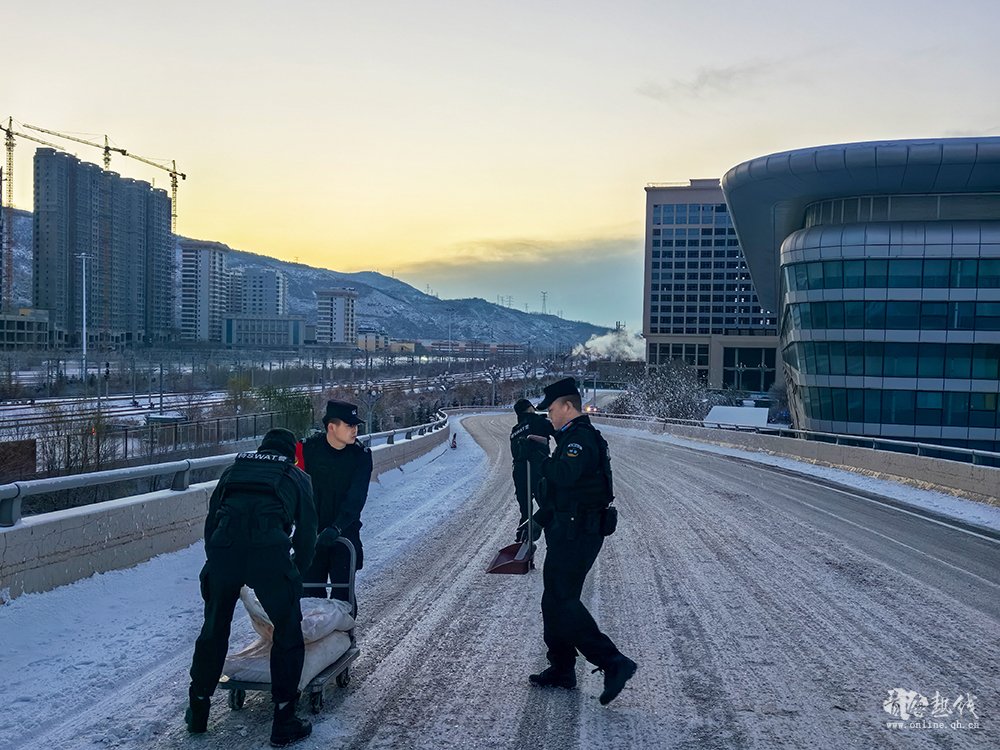  以雪为令！青藏铁警用行动绘制雪天最美“警”色 