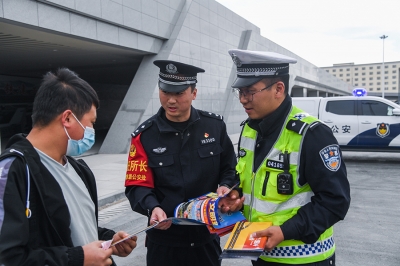  节日我在岗——格尔木站派出所多措并举保安全 
