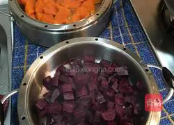 紫薯小丸子和南瓜煎饼的做法图解1